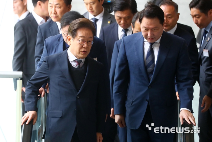[포토] 대화하는 이재명-최태원