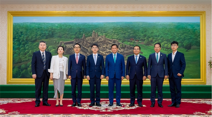 김완섭 환경부 장관(왼쪽 세 번째)과 훈 마넷 캄보디아 총리(〃 네 번째)가 지난 5일(현지시간) 대표단과 기념 촬영했다. 사진 출처 : 환경부