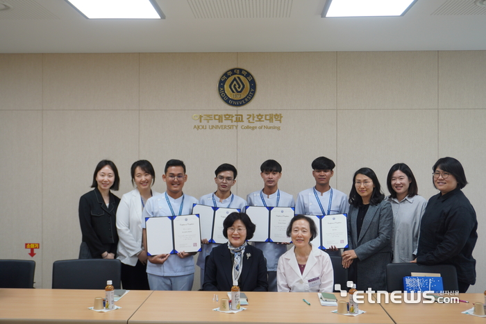 아주대 간호대학이 최근 캄보디아 국립대학 간호학과 학생 4명과 교수 1명을 초청해 연수 프로그램을 진행하고 기념 촬영했다.