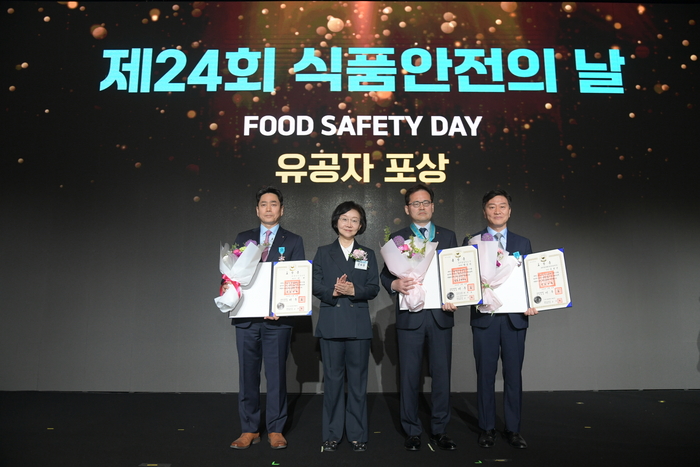 (왼쪽부터)안빈 한국인삼공사 대표, 오유경 식품의약품안전처장, 박윤기 롯데칠성음료 대표, 김정년 한국식품과학연구원 부원장이 8일 서울 중구 더 플라자 호텔 서울에서 제24회 식품안전의 날 기념식에서 기념촬영했다.(사진=식품의약품안전처)