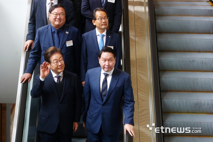 [포토] 손 흔드는 이재명