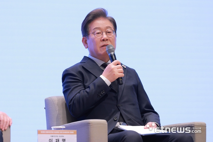 이재명 “레오 14세 교황 선출 경축…한반도 평화 큰 역할 기대”