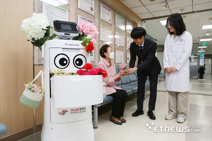 [포토] 자율주행 로봇이 전하는 어버이날 카네이션