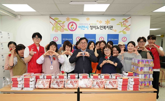 BBQ, 어버이날 홀몸 어르신께 치킨·카네이션 전달