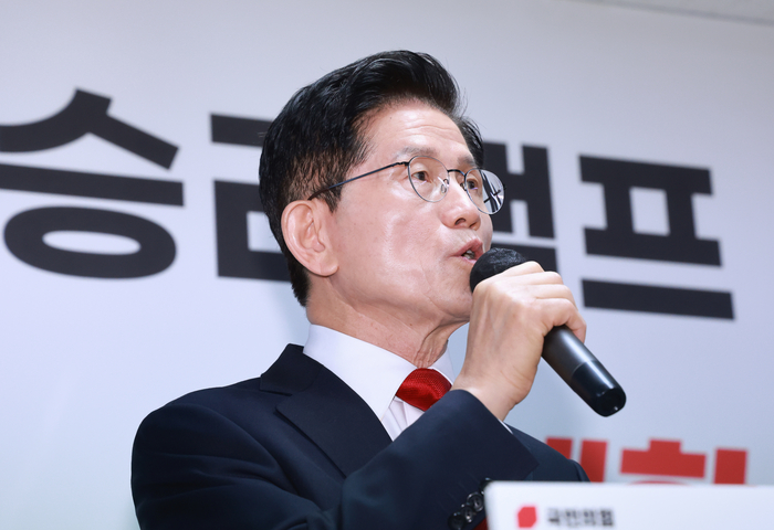 국민의힘 김문수 대선 후보가 8일 서울 여의도 대하빌딩에 마련한 선거 캠프 사무실에서 긴급 기자회견을 열고 후보 단일화에 관한 입장을 밝히고 있다.