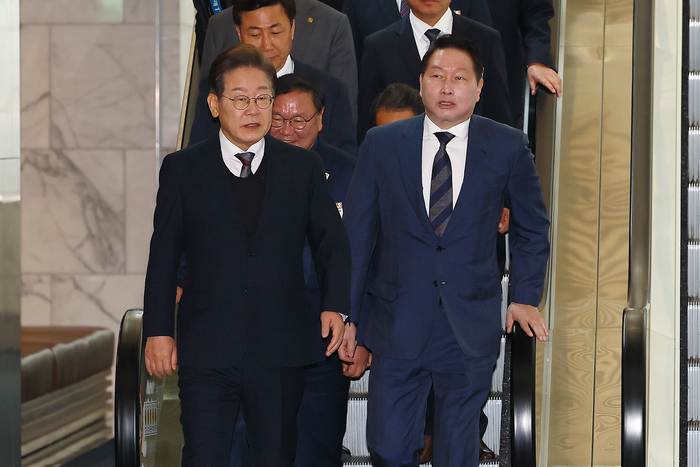 더불어민주당 이재명 대선 후보가 8일 서울 중구 대한상공회의소에서 열린 대선후보 초청 경제5단체장 간담회에 참석하고 있다. 오른쪽은 최태원 대한상의 회장. 연합뉴스