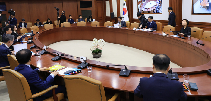 경제관계장관회의 주재하는 김범석 장관 직무대행.[연합뉴스]