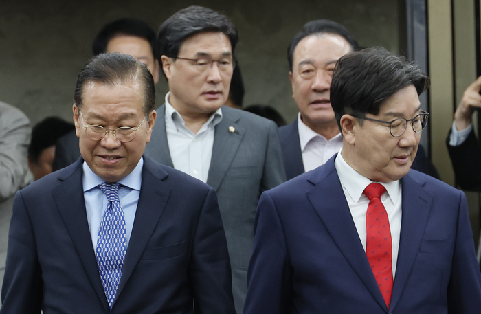 국민의힘 권영세 비상대책위원장과 권성동 원내대표가 지난 8일 서울 여의도 국회에서 열린 의원총회에 참석하고 있다.