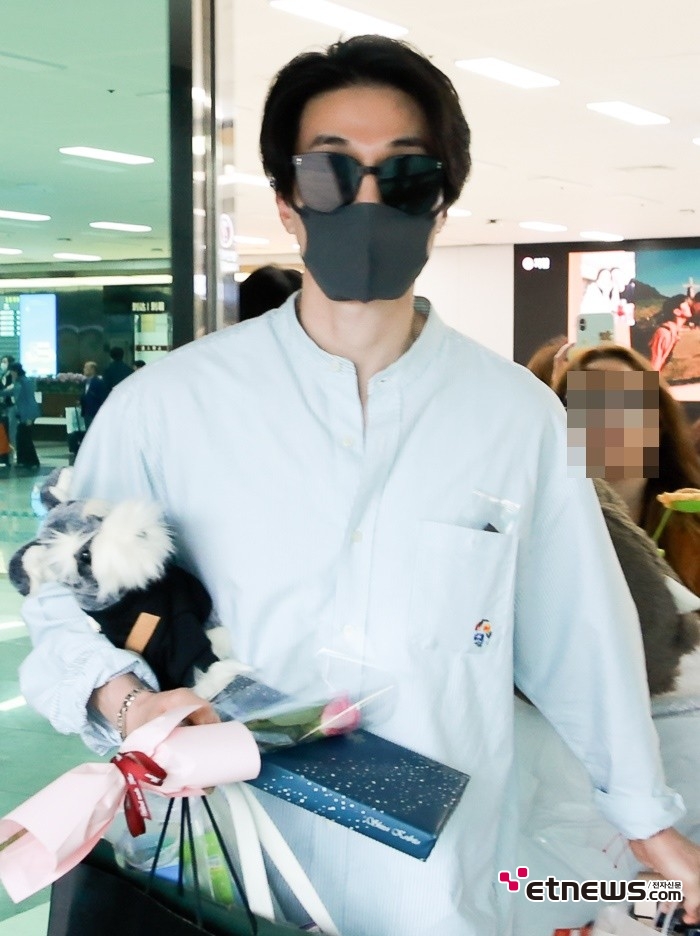 [ET포토] 이동욱, '선물과 꽃들고'