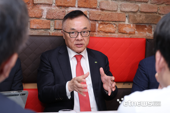 황주호 한수원 사장이 체코 프라하에서 산업부 기자단을 만나 발언하는 모습. 사진: 산업부 공동취재단