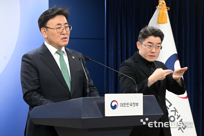 유심 해킹 사태, SKT에 7조 원 손실 위협! 최태원 회장 사과에도 후폭풍 거세