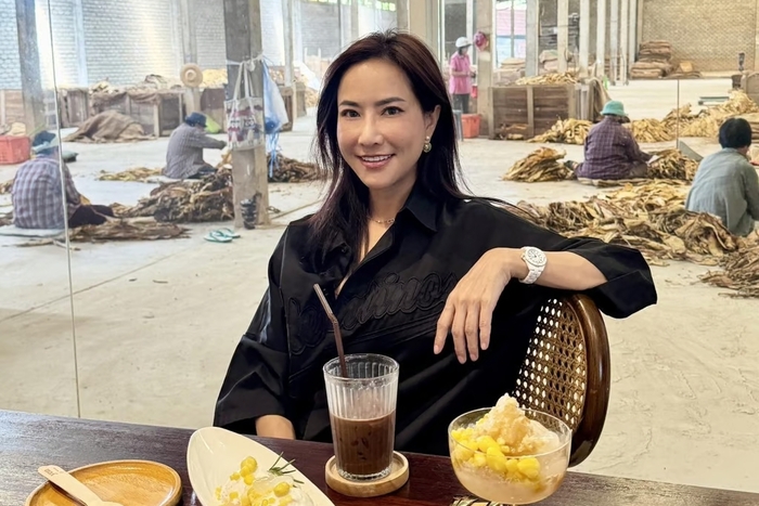 노동자 배경으로 우아한 커피타임… 태국 기업 임원 “인간 동물원이냐” 뭇매