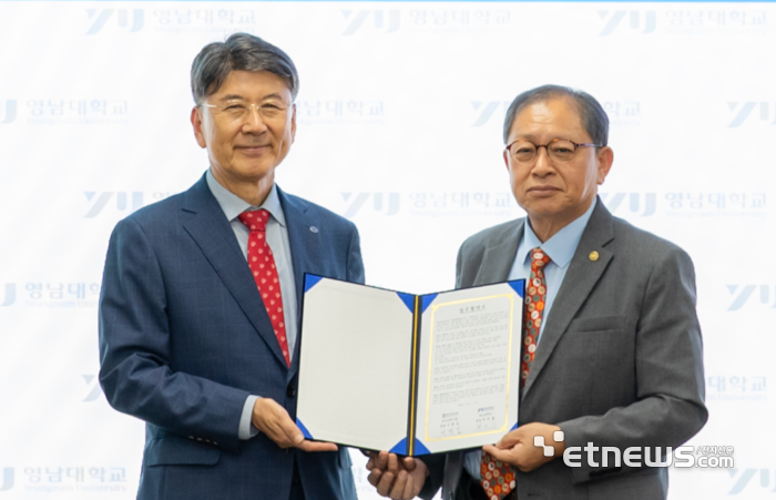 서판길 한국뇌연구원장(오른쪽)과 최외출 영남대 총장이 업무협약을 맺고 있다.