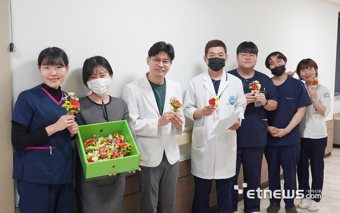 이춘택병원 자치조직 파도회가 8일 어버이날을 맞아 입원 어르신에게 카네이션을 달아드리고 기념 촬영했다.