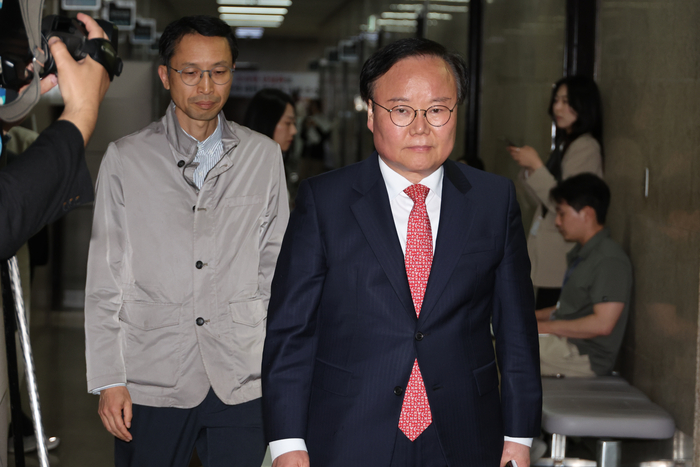 국민의힘 김문수 대선 후보 측의 김재원 비서실장(오른쪽)이 9일 서울 여의도 국회에서 재개된 국민의힘 김문수 대선 후보와 무소속 한덕수 대선 예비 후보 간의 단일화 협상에 참석하고 있다.