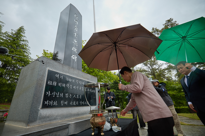 [대선 D-24]이재명, 다부동 전투 충혼비 참배…중도·보수 공략