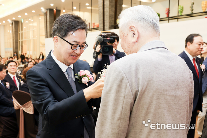 김동연 경기지사가 9일 수원 노블레스 웨딩컨센션에서 열린 '제53회 어버이날 기념행사'에 참석해 어르신들에게 카네이션을 달아드리고 있다.