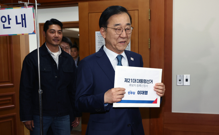 더불어민주당 김윤덕 사무총장이 10일 경기도 과천 중앙선거관리위원회에서 이재명 대선 후보의 제21대 대통령선거 후보 등록을 위해 입장하고 있다.