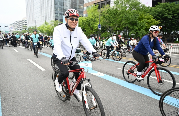 11일 '2025 서울자전거대행진'에 참가한 오세훈 서울시장(왼쪽)이 광화문광장을 출발하고 있다. 서울시 제공