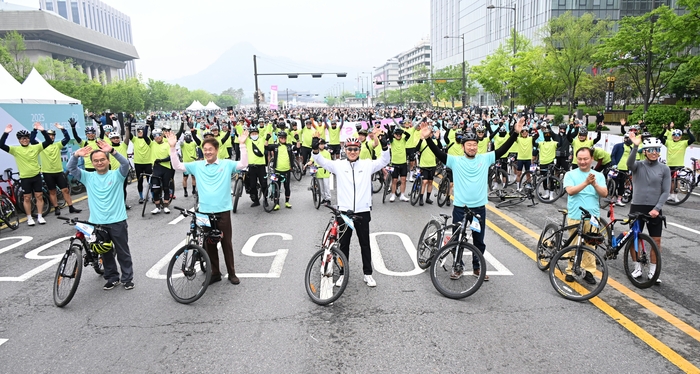 오세훈 서울시장(가운데)이 11일 '2025 서울자전거대행진' 출발지 광화문광장에서 참가자들과 기념사진을 촬영하고 있다. 서울시 제공