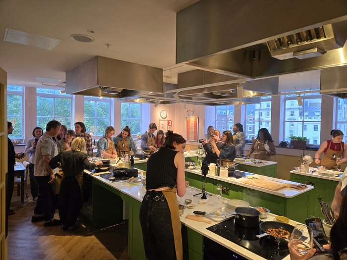 삼성전자 비스포크 AI 주방가전으로 단장한 영국 런던 제이미 올리버의 키친 스튜디오에서 참가자들이 클래스를 체험하고 있다.