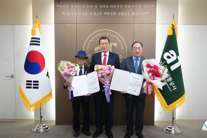 지난 9일 무궁화 보급 공로자 표창장 수여 현장에서 홍문표 aT 사장(중앙)과 수상자들이 기념촬영을 하고 있다. (사진=aT)