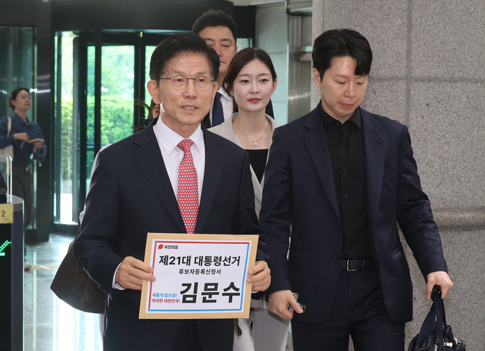 국민의힘 김문수 대선 후보가 11일 경기도 과천 중앙선거관리위원회에서 제21대 대통령선거 후보 등록을 위해 이동하고 있다. [공동취재]
