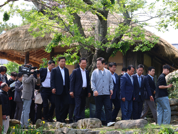 더불어민주당 이재명 대선 후보가 11일 남도문화벨트 골목골목 경청투어로 전남 강진군 강진읍 사의재를 둘러보고 있다. 사의재는 다산 정약용 선생이 강진에 유배와서 처음 묵었던 곳이다. 연합뉴스