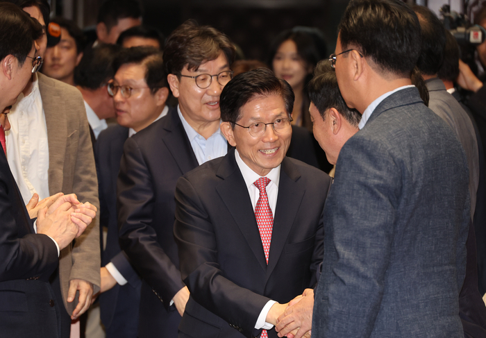 국민의힘 김문수 대선 후보가 11일 서울 여의도 국회에서 열린 의원총회에서 의원들과 인사하고 있다.
