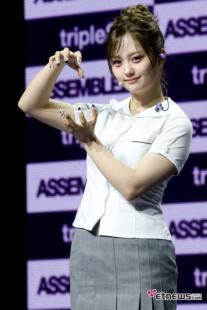 [ET포토] 트리플에스 서아, '화려한 네일 아트'