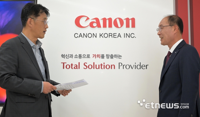 박정우 캐논코리아 대표(오른쪽)가 김원배 전자신문 전자모빌리티부 부장과 인터뷰를 하고 있다. 이동근기자 foto@etnews.com