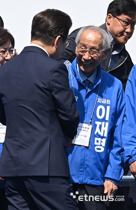 [포토] 악수하는 이재명-윤여준