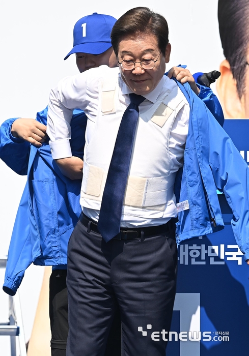 [포토] 방검복 입은 이재명