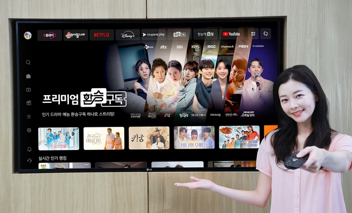 LG유플러스가 1일 1회 환승하며 8개 방송사 시청이 가능한 국내 최초 콘텐츠 환승 요금제 '환승구독2'를 12일 출시했다. 사진은 LG유플러스 모델이 '환승구독2'를 소개하는 모습