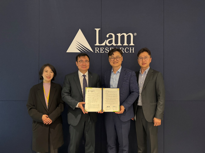 램리서치코리아와 E-순환거버넌스 관계자들이 업무협약  체결 기념 사진을 촬영하고 있다. (왼쪽부터) 권나영 E-순환거버넌스 단장, 정덕기  E-순환거버넌스 이사장, 박준홍 램리서치코리아 총괄 대표이사, 조재훈 램리서치코리아 부사장. (사진=램리서치코리아)