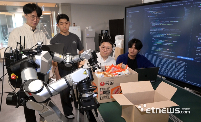 [포토] 자연어 설명만으로 동작 학습시키는 로봇 AI 모델 시연
