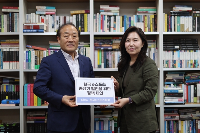 김영만 한국e스포츠협회장(왼쪽)은 13일 강유정 더불어민주당 게임특별위원회장에게 '한국 e스포츠 중장기 발전을 위한 정책 제안'을 전달했다.