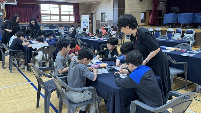 대구만촌초등학교 학생들이 만촌디지털메이커페스타에 참가해 다양한 체험을 하고 있다.