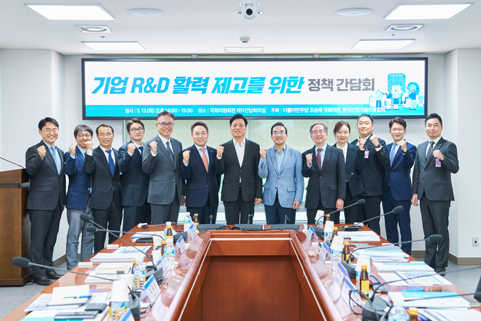 한국산업기술진흥협회(산기협)가 조승래 의원과 함께 '기업 R&D 활력 제고를 위한 정책 간담회'를 개최했다. 왼쪽부터 산기협 김종훈 이사, HL만도 배홍용 부사장, 산기협 장무훈 이사, 한화로보틱스 정병찬 대표, SK에코플랜트 김대성 부사장, 산기협 고서곤 부회장, 국회의원 조승래, 국회의원 박홍근, KC코트렐 박기서 대표, 한미약품 김나영 전무, 메이사 김영훈 부대표, 대동에이아이랩 최준기 대표, 오토노머스에이투지 한지형 대표.