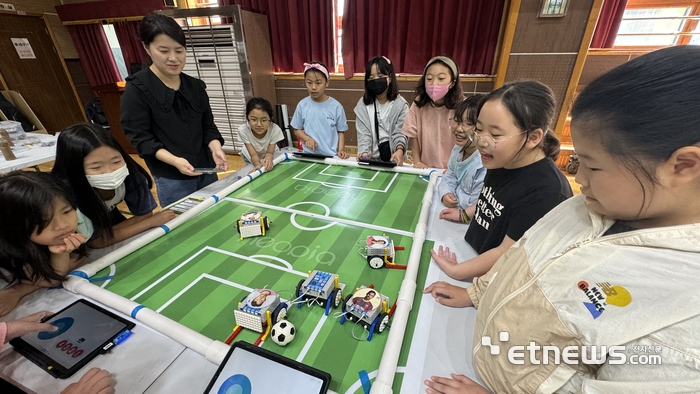 대구만촌초등학교 학생들이 만촌디지털메이커페스타에 참가해 다양한 체험을 하고 있다.