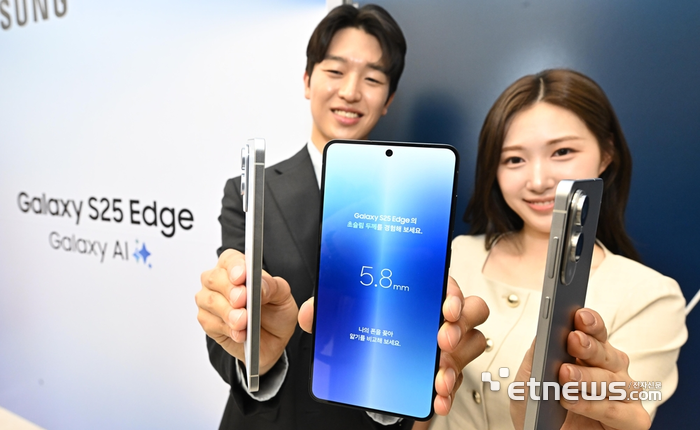 13일 서울 강남구 삼성 강남에서 열린 'Galaxy S25 Edge : Beyond slim'행사에서 모델이 신제품을 선보이고 있다.
이동근기자 foto@etnews.com