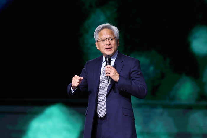 젠슨 황 엔비디아 최고경영자(CEO)가 13일(현지시간) 사우디아라바아에서 열린 행사에서 발표하고 있다.
