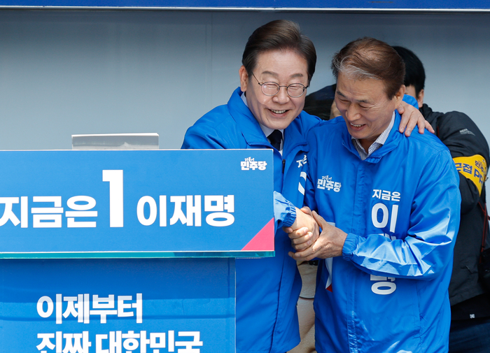 더불어민주당 이재명 대선 후보가 공식 선거운동 이틀째를 맞은 13일 오전 집중 유세를 위해 경북 구미역 광장을 찾아 권오을 국민대통합위원장과 인사를 나누고 있다. 연합뉴스