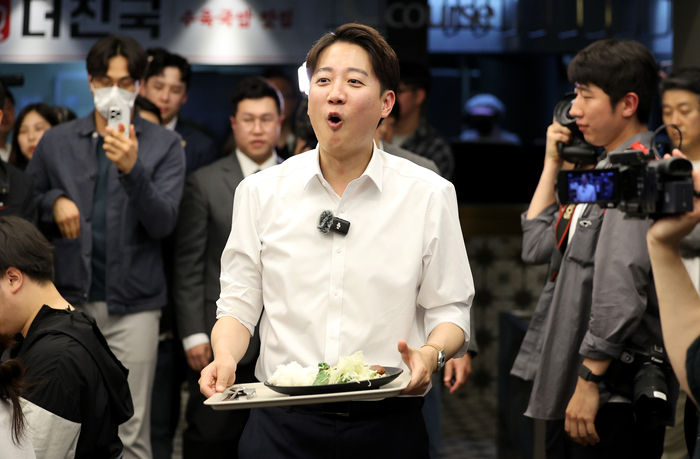 개혁신당 이준석 대선 후보가 13일 '학식먹자 이준석' 행사가 열린 대구 경북대학교에서 배식을 받아 자리로 향하고 있다. 연합뉴스