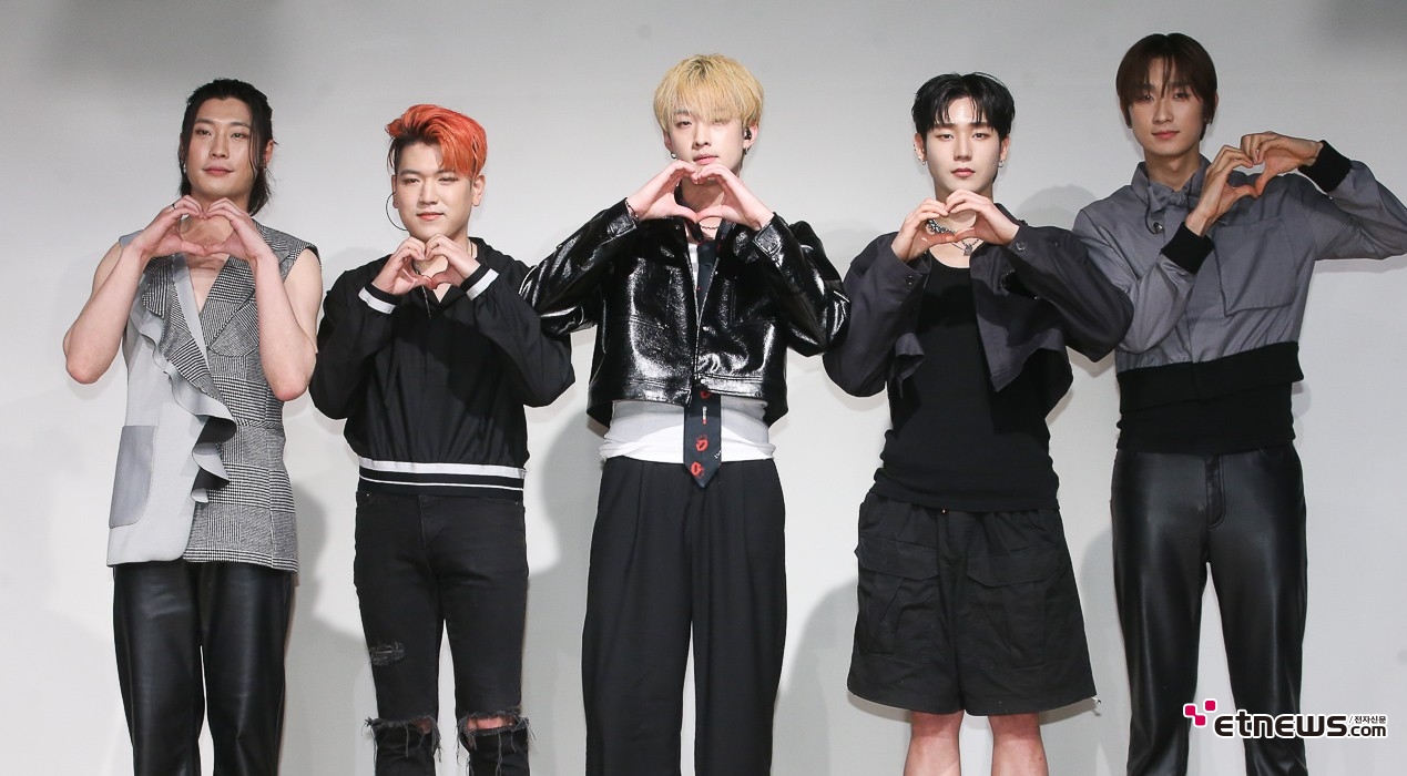 [ET포토] 투지, '케미 돋보이는 하트'