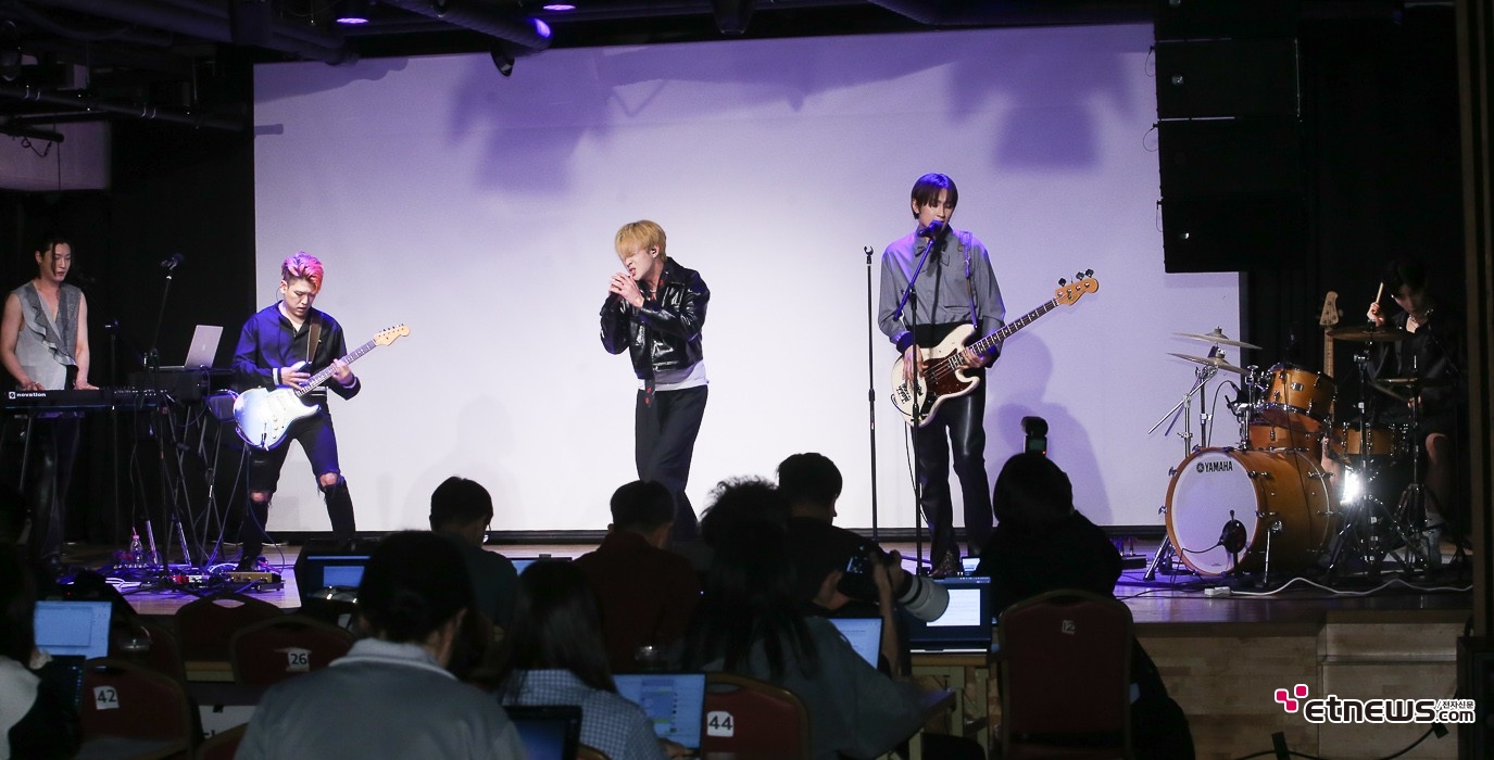 [ET포토] 투지, '크로스로드 첫 무대'