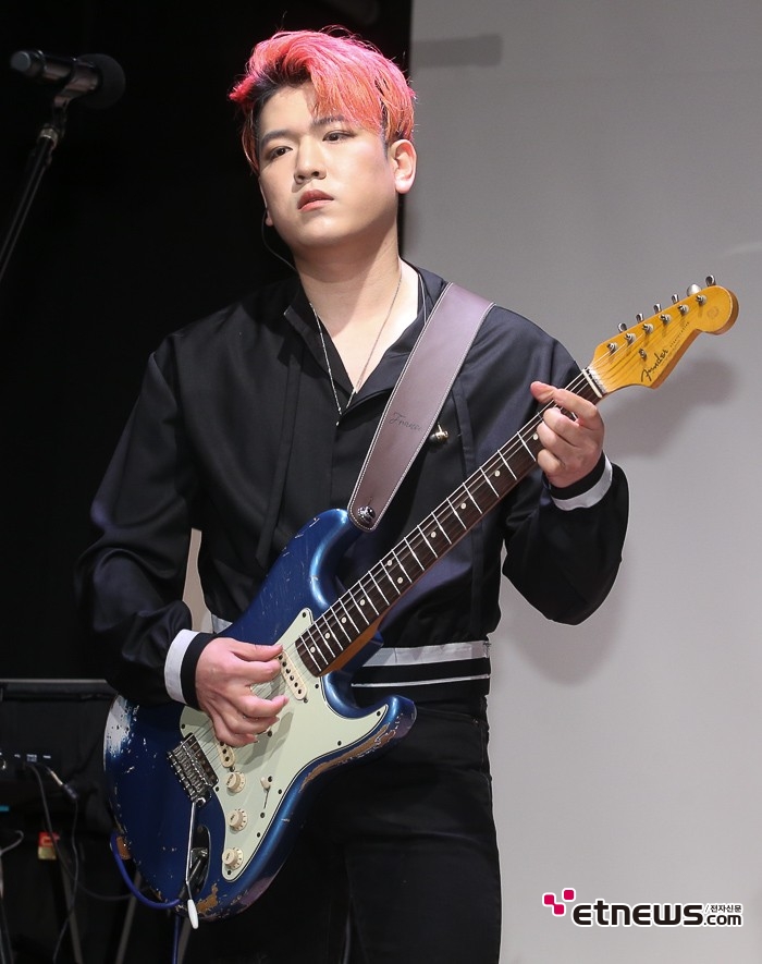 [ET포토] 투지 뉴본, '여유로운 기타 연주'