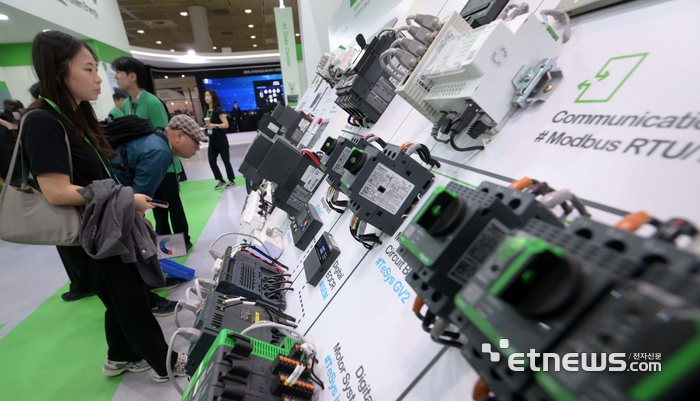 [포토] IoT기반 원격 디지털 모터 제어센터 살펴보는 관람객