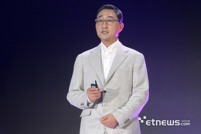 함기호 AWS코리아 대표가 14일 서울 삼성동 코엑스에서 이틀 일정으로 열린 AWS 서밋 서울 2025에서 'AWS가 생성형 AI 시대에 맞춰 고객 혁신을 지원하는 전략과 사례'를 주제로 기조연설을 하고 있다. 김민수기자 mskim@etnews.com