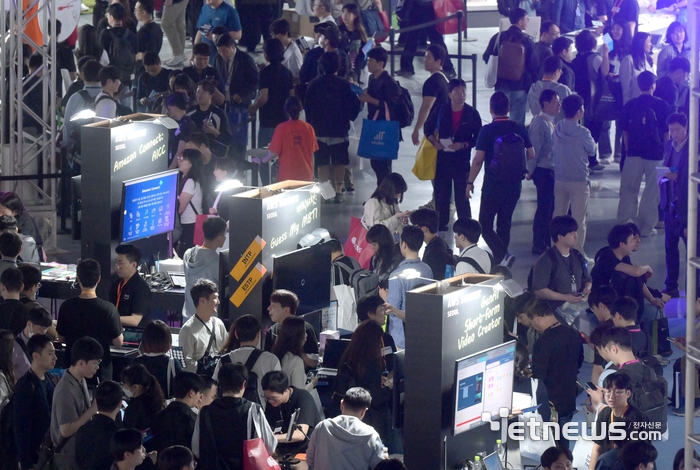 [포토] 관람객으로 붐비는 AWS 서밋 서울 2025